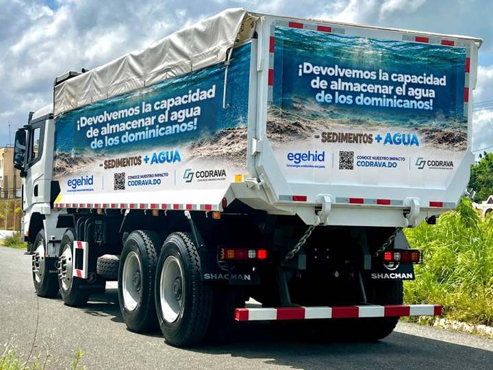 Camión de la campaña con el mensaje «¡Devolvemos la capacidad de almacenar el agua de los dominicanos!» y los logos de EGEHID y CODRAVA